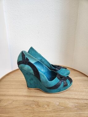 Vintage Whistles London Teal Suede Wedge Pumps Black Snake Skin Accent Trim